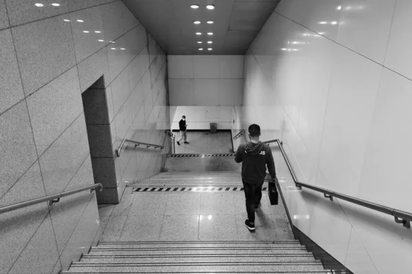 Foto Blanco Negro Hombre Traje Tren — Foto de Stock