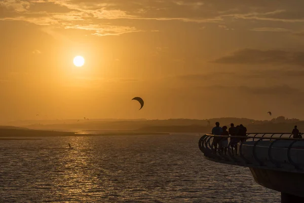 Birçok Uçurtma Sörfçüsü Ilk Günbatımının Tadını Çıkarıyor — Stok fotoğraf