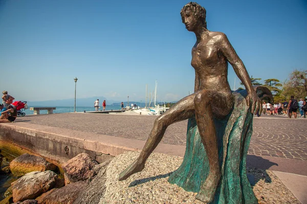 Lazise Italië September 2020 Lazise Standbeeld Bij Het Meer — Stockfoto