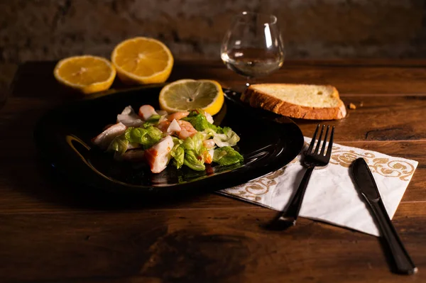 Composição Salada Frutos Mar Com Camarões Surimi Com Talheres Copo — Fotografia de Stock