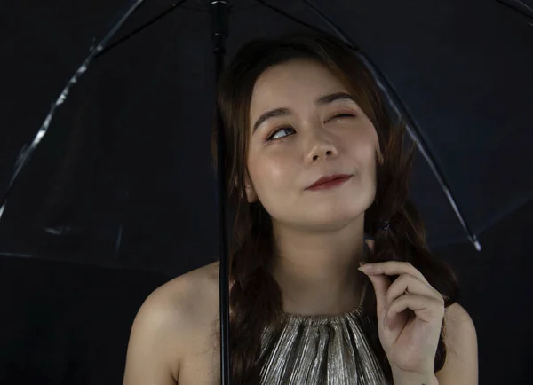 Siyah Arka Planda Şemsiyesi Olan Güzel Bir Genç Kadının Portresi — Stok fotoğraf