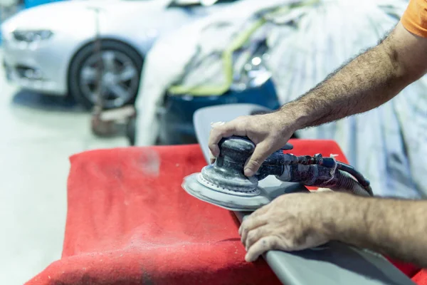 Bilmekaniker Slipar Del Bil Ett Garage Förbereder Sig För Att — Stockfoto