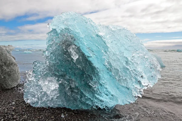 Sahilde Buz Yüzüyor — Stok fotoğraf