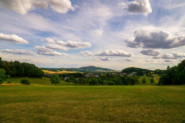 Schöne Landschaft Mit Einem Feld Aus Grünem Gras Und Einem — Stockfoto