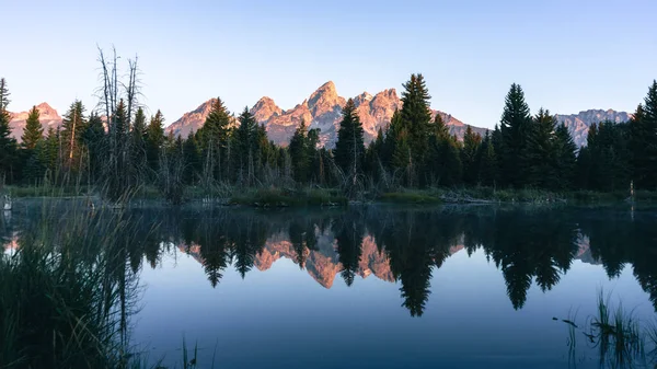 Bela Paisagem Com Lago Montanhas — Fotografia de Stock