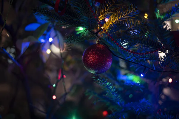 Weihnachtsbaum Mit Dekorationen Auf Dem Hintergrund Der Tanne — Stockfoto
