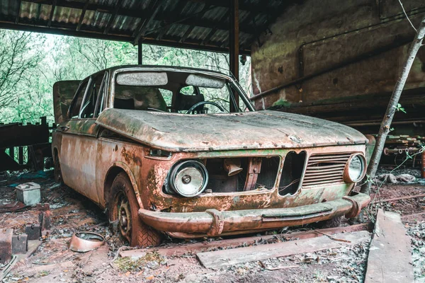 Vieille Voiture Rouillée Dans Ville — Photo