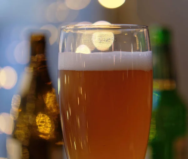 Verre Bière Avec Mousse Fond Flou Soleil — Photo