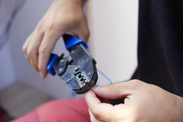 Homem Reparando Uma Tomada Elétrica — Fotografia de Stock