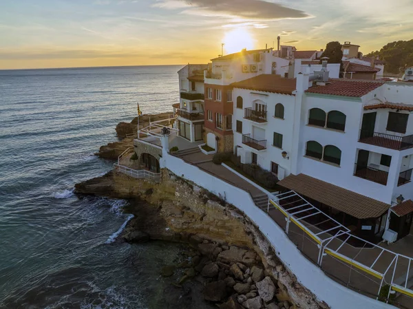 Drone Vista Casas Varios Pisos Ubicadas Acantilado Cerca Del Mar — Foto de Stock