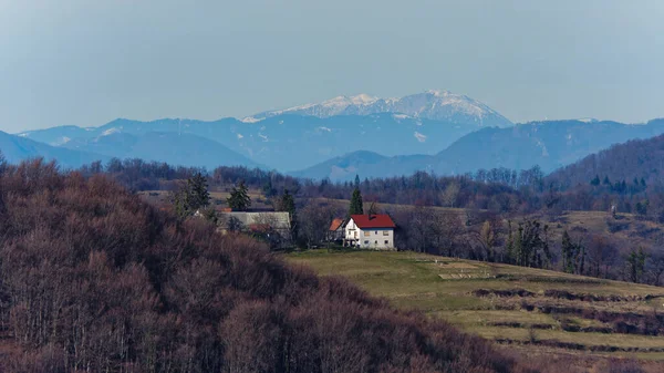 Красивий Краєвид Гірським Селом Задньому Плані — стокове фото