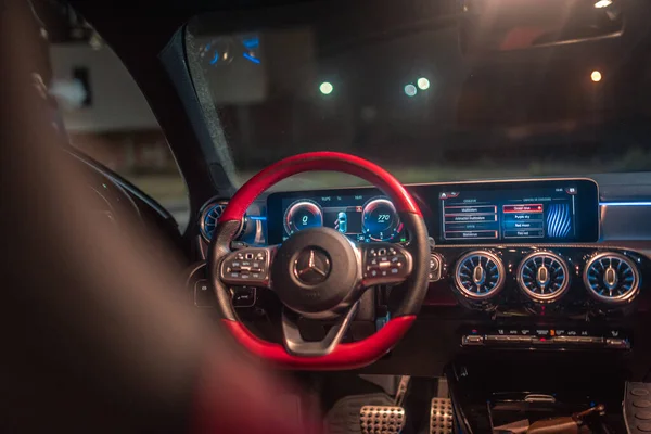 Interior Mobil Dengan Kerudung Merah — Stok Foto