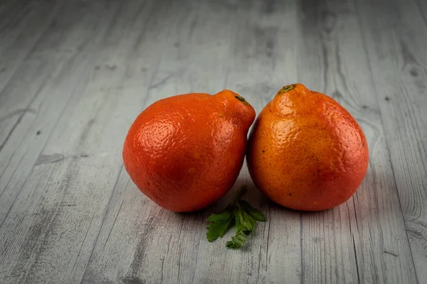 Naranjas Jugosas Maduras Frescas Sobre Una Mesa Madera — Foto de Stock