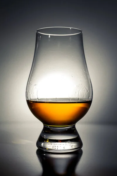 Whisky Vidro Sobre Fundo Escuro — Fotografia de Stock