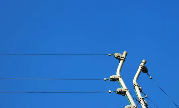 Mavi Gökyüzünün Arka Planında Yüksek Voltaj Kulesi — Stok fotoğraf