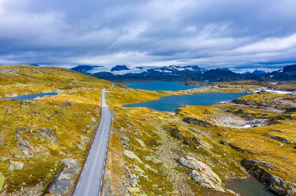 Naturskönt Bergslandskap Med Grön Mossa Och Molnig Himmel — Stockfoto