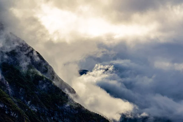 Bellissimo Paesaggio Montano Con Nuvole — Foto Stock