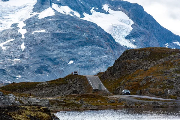 Vackert Landskap Med Ryggsäck Och Ett Litet Turisttält Bakgrunden Bergen — Stockfoto