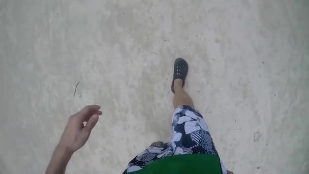 Genç Adam Yerde Yürüyor — Stok video