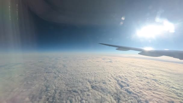 Самолет Летящий Над Облаками — стоковое видео
