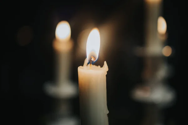 Velas Ardientes Sobre Fondo Oscuro — Foto de Stock