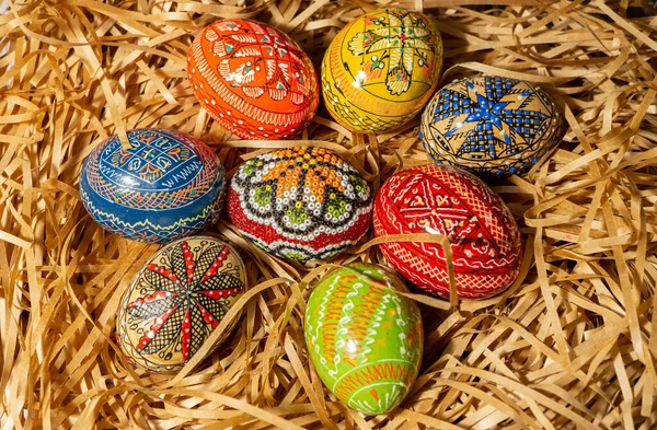Beyaz Arka Planda Sepetteki Paskalya Yumurtaları — Stok fotoğraf