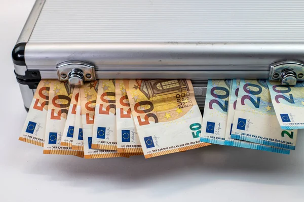 Und Euro Banknoten Auf Aluminium Aktentasche Auf Weißem Hintergrund — Stockfoto