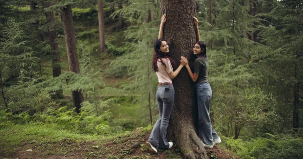 在森林里恋爱的年轻夫妇 — 图库照片