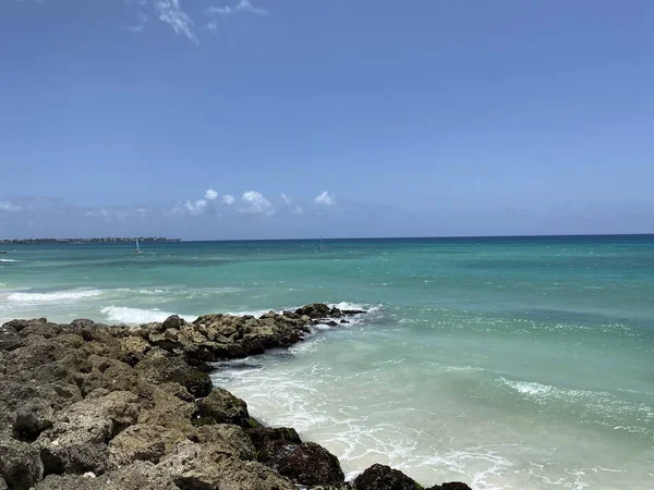 Bella Spiaggia Con Cielo Blu — Foto Stock