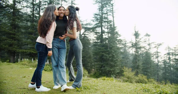 Gruppo Amici Che Trascorrono Del Tempo Nel Parco — Foto Stock