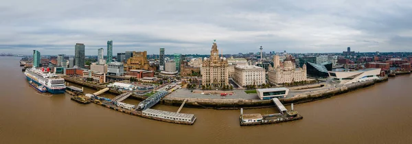 イギリスのリバプール 海の近くのリバプール市のスカイラインの美しい空中パノラマビュー リバプールウォーターフロントのシーン — ストック写真