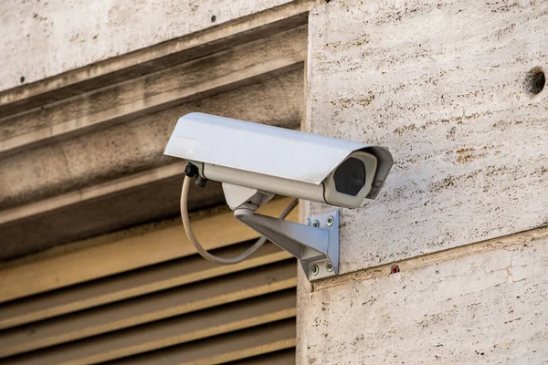 建物の外に設置された活動のビデオ監視カメラ — ストック写真