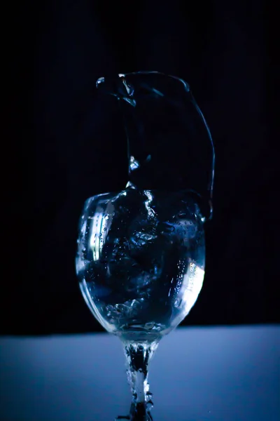 Склянка Води Льодом Чорному Фоні — стокове фото