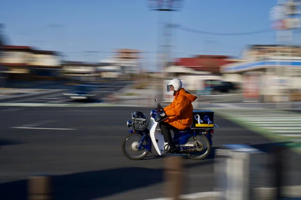 Homem Capacete Anda Moto Cidade — Fotografia de Stock