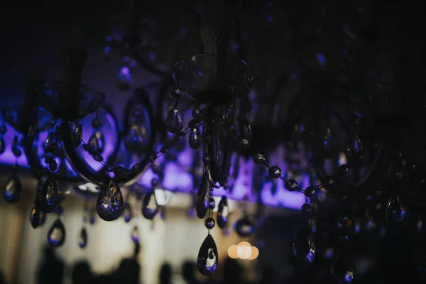 천장에 매달려 아름다운 샹들리에 — 스톡 사진