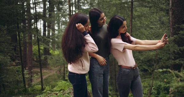 Adolescent Groupe Amis Dans Forêt — Photo