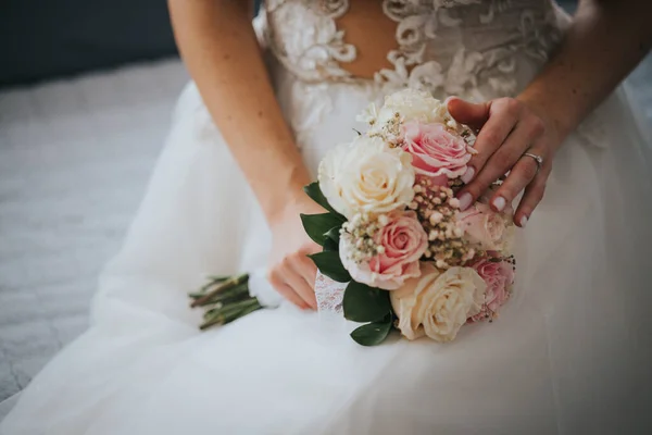 Schöne Braut Mit Brautstrauß — Stockfoto