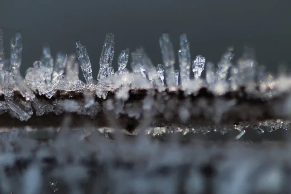 Siyah Zemin Üzerinde Donmuş Buz Kristalleri — Stok fotoğraf