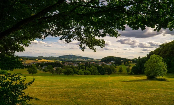 Beau Paysage Avec Une Prairie Verte — Photo