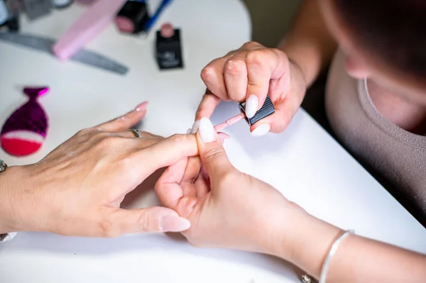 Nagelrekonstruktion Mit Monophasischem Gel Und Feile Und Bohrer — Stockfoto