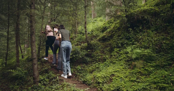 Adolescent Groupe Amis Dans Forêt — Photo