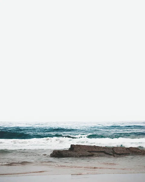 Mořské Pobřeží Vlnami Pískem — Stock fotografie