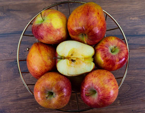 Яблоки Золотой Корзине Деревянном Столе — стоковое фото