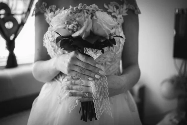 Νύφη Και Γαμπρός Κρατώντας Μπουκέτο Λουλούδια — Φωτογραφία Αρχείου