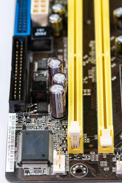 Kopplingar Till Ett Demonterat Datormoderkort För Reparation — Stockfoto