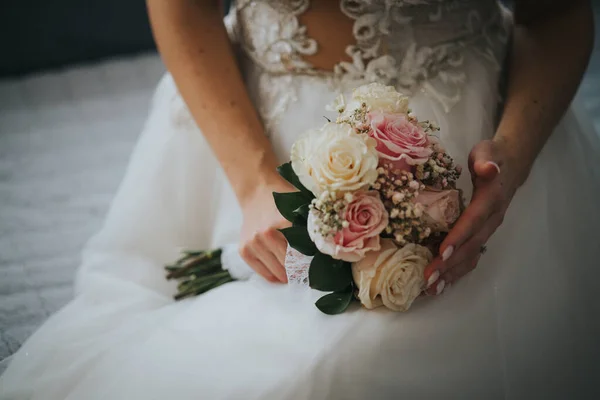 Bella Sposa Con Bouquet Sposa — Foto Stock