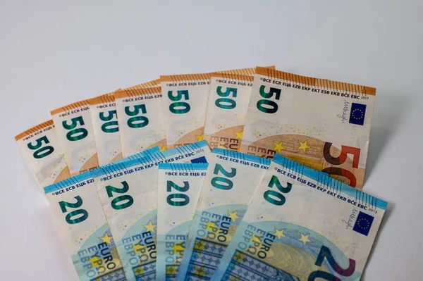 Τραπεζογραμμάτια Των Και Ευρώ Απλωμένα Λευκό Φόντο — Φωτογραφία Αρχείου
