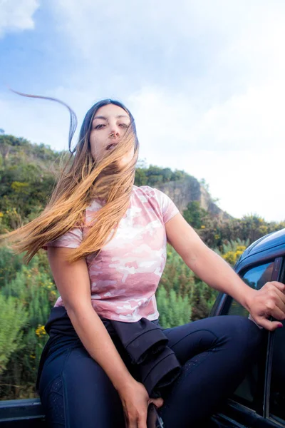 Jovem Mulher Sentada Carro Parque — Fotografia de Stock