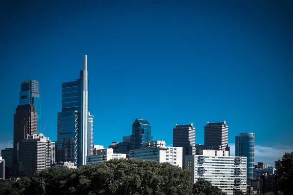 高層ビルや空が見える現代都市のスカイライン — ストック写真