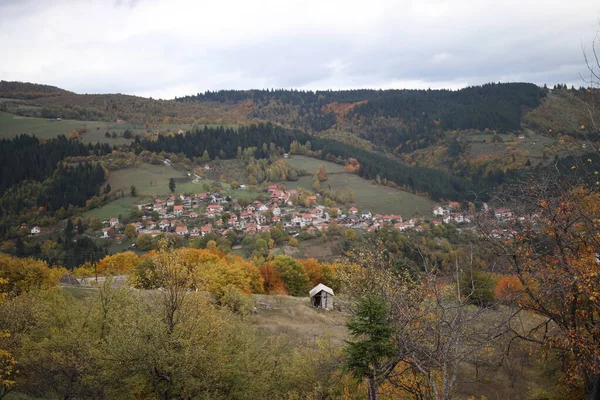 Podzimní Krajina Malou Vesničkou Pozadí — Stock fotografie